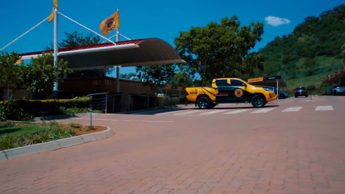 Meet your new player Glody Makabi Lilepo arriving in a @ToyotaSA Hilux #Amakhosi4Life