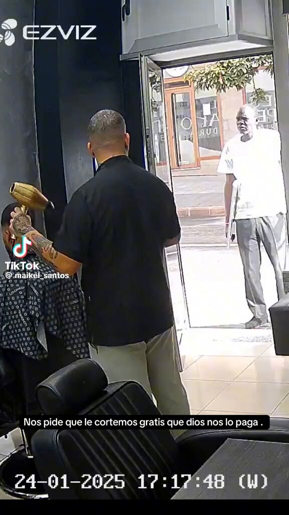 Un inmigrante ilegal entra en una peluqueria de Gran Canaria🇮🇨 amenaza al dueño con unas tijeras y a varios clientes Hay que DEPORTARLOS a todos