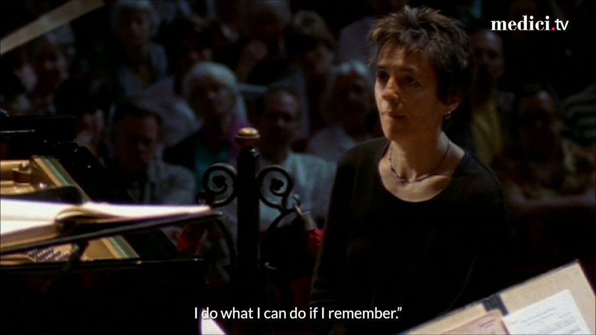 🤦 In 1999, Maria Joao Pires stepped in to replace another pianist on short notice, but the orchestra begun to perform a different piece... She still didn't miss a beat of Mozart's Piano Concerto No. 20 (and not No. 23 like she had been expecting!) 🤦