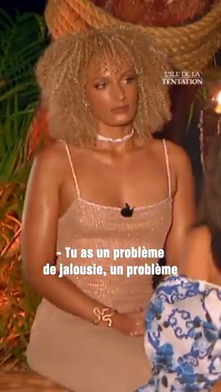 "Je préfère me mouiller autrement avec toi..." 👀 Au feu de camp, Cloé apprend qu’Enah n’est pas insensible au charme de Karine. 🔥 "L’île de la tentation", nouvel épisode, ce mercredi à 21:10 sur W9 et M6+