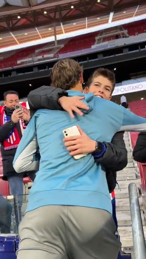 Ce supporter de l'Atletico Madrid s'était fait voler le maillot que Llorente venait de lui lancer en fin de match.😳 Ce week-end, le joueur lui a remis en main propre son maillot et a pris le temps de partager un moment avec ce supporter. 🤩 (Atlético de Madrid)