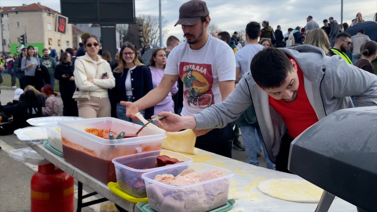 Marko Jevtić je došao iz 🇲🇪 u Beograd na jedan dan kako bi pravio pice za studente na Autokomandi 🍕