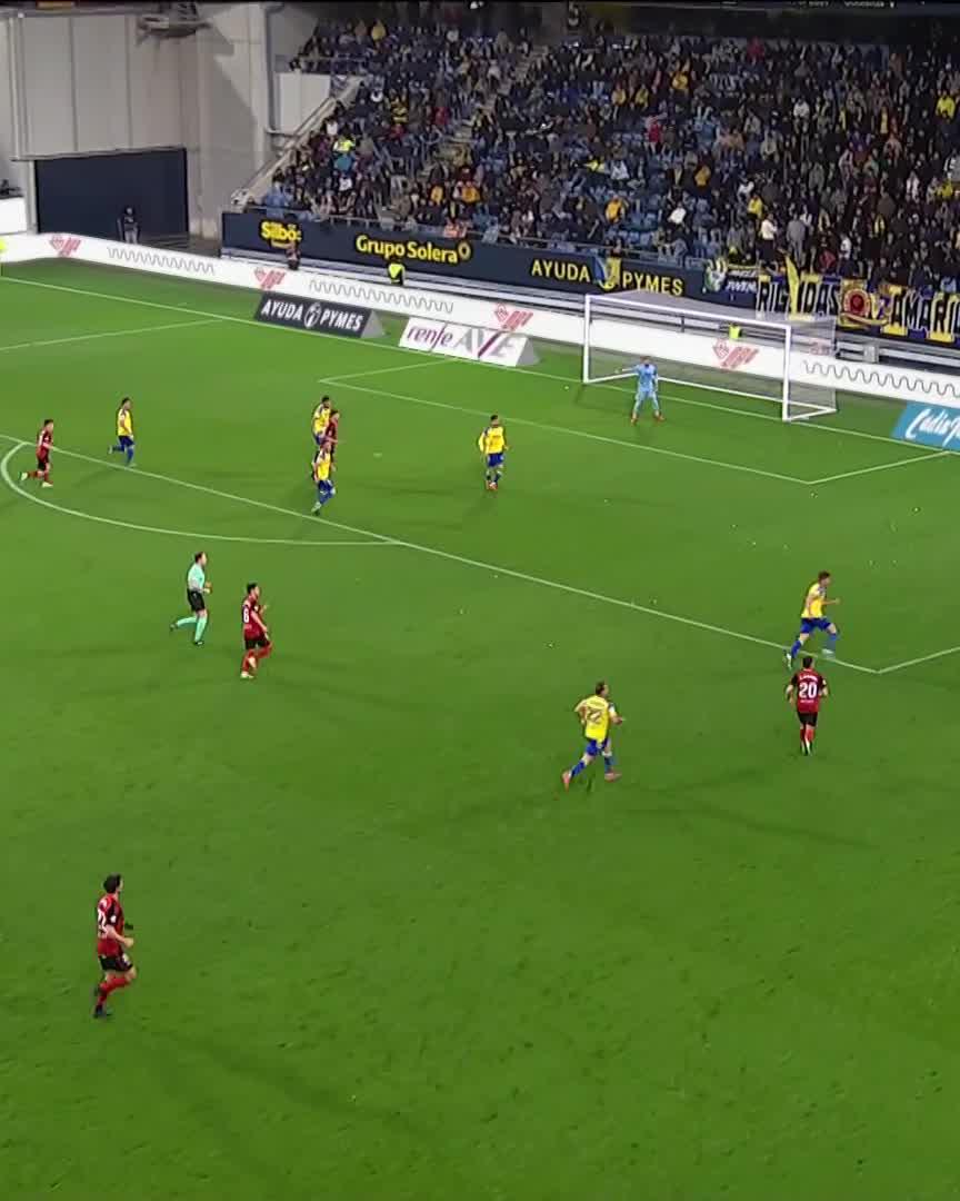 EL MURO DEL Cádiz Club de Fútbol. 🚧 💛 ¡Otro paradón de David Gil para salvar a los suyos y mantener el 2-1 en el #CádizMirandés! #LALIGAHYPERMOTION #LALIGAHighlights