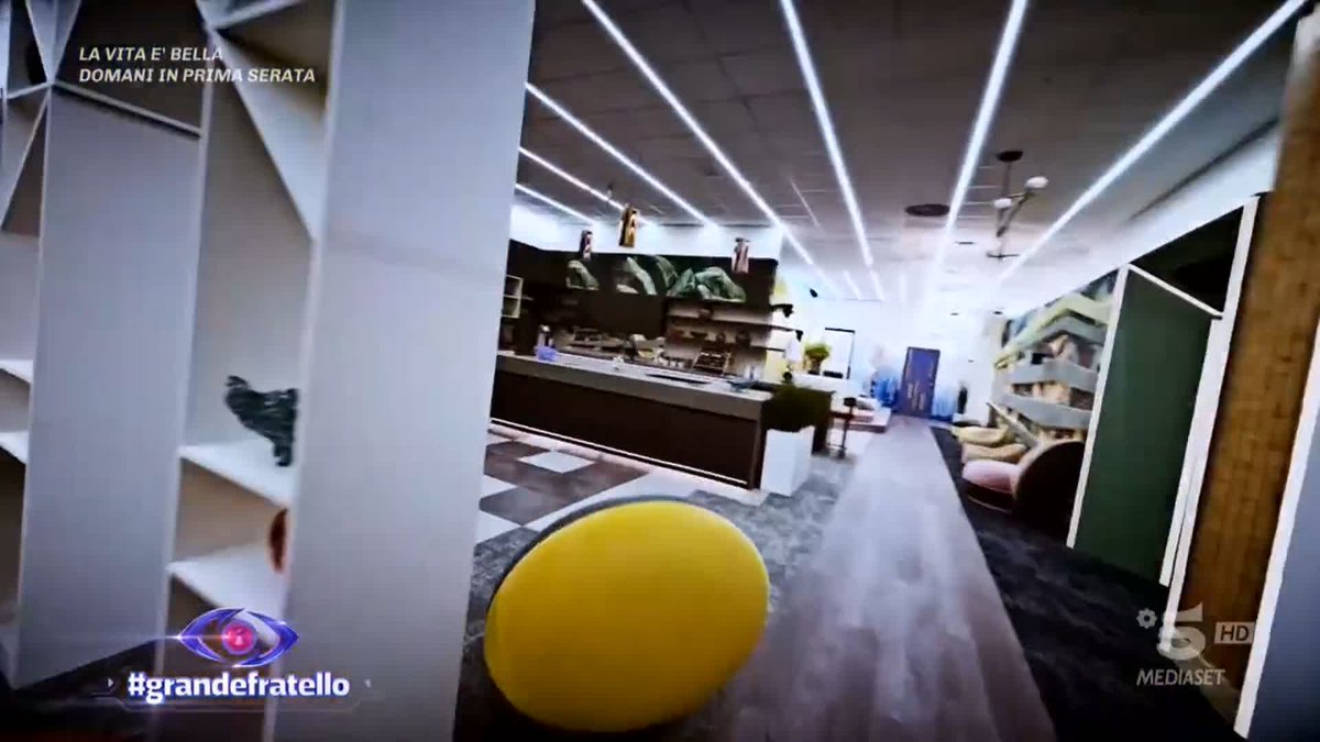 Nonostante le divergenze degli ultimi giorni, stanotte Helena e Zeudi sono state molto vicine... #GrandeFratello
