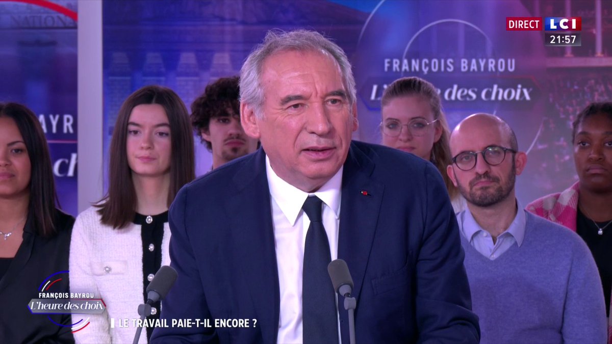 🔴 François Bayrou pas favorable aux 7 heures de travail non rémunérées. 💬 "Tout travail mérite salaire. Le travail ne doit pas être gratuit", répond François François Bayrou