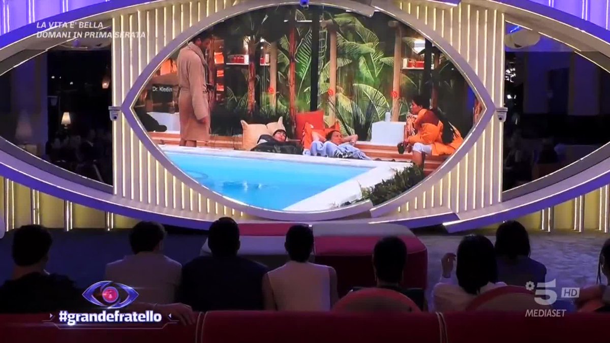 Qualcuno potrebbe ingelosirsi della vicinanza tra Iago e Stefania... vero Ilaria? 😉 #GrandeFratello