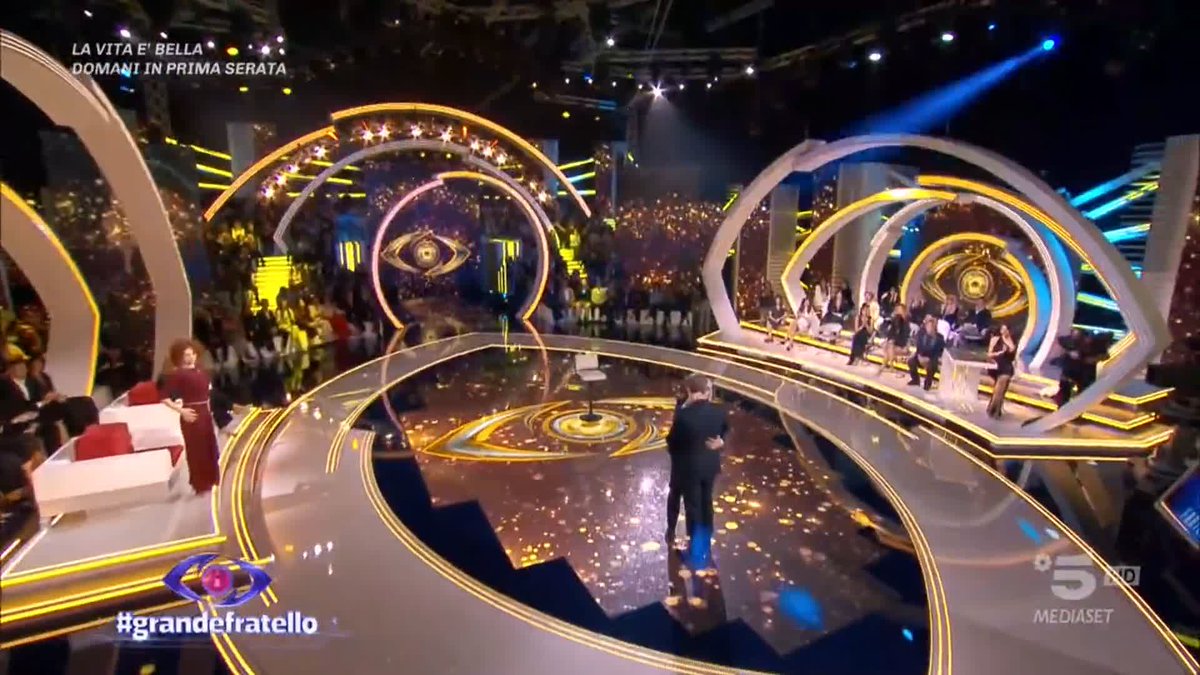 Luca, benvenuto in studio! 🫶🏻 #GrandeFratello