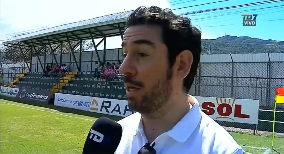 4 tejas de multa a Santa Ana porque el nuevo Presidente de Unafut dio entrevista sin el panel de fondo ¿Qué sigue sancionar a las Rumberitas? Suave eso también lo hicieron (5 Tejas). Nos quitan el color en la grada y ahora también lo quieren quitar en la cancha.