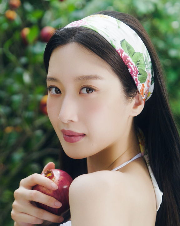 Natural beauty meets flawless perfection. The new makeup campaign by #DolceGabbana, starring Global Ambassador Mun KaYoung, showcases the Everlast Foundation. Video Direction: Joon Koo Cho Discover more at #DGBeauty #DGxMUNKAYOUNG #DGMakeup