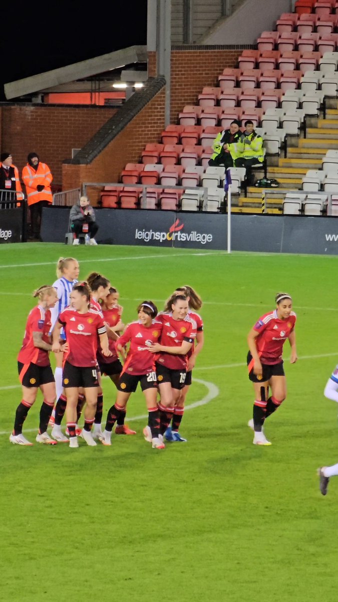 What a view of Hini's goal 😍🏟️ #MUWomen