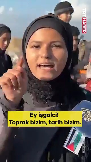 Gazzeli bir kız evine dönüş yolunda işgalci İsrail’e böyle seslendi: 📌Bizim gibi bir halkı ve bizim gibi direnişçileri nasıl yeneceğini düşündün? 📌 Ey işgalci! Toprak bizim, tarih bizim, kökler bizim. Peki sen kimsin?