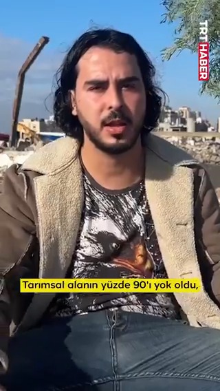 🌱"Sen bir ağaç, ben bir ağaç dikersek ülkeyi yeniden imar etmiş oluruz..." Filistinli ziraat mühendisliği öğrencisi Fadıl Nebhan, bitki örtüsünün çoğunu kaybeden Gazze'de ağaç dikme girişimi başlattı.