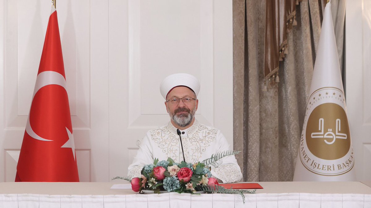 “İşgalciler Filistin’den tamamen çekilinceye kadar ortak bir tavır ve kararlılıkla mücadeleye devam etmeliyiz. Zira bütün bu zulümlere son vermek ve sıkıntıları bertaraf etmek için Müslümanların birlik ve beraberlik içinde hareket etmesinden başka bir çıkar yol bulunmamaktadır.” Dünya İslam Alimleri Birliği tarafından çevrim içi düzenlenen “Mescid-i Aksa’ya Destek Konferansı”na katıldık. Yaklaşık bir buçuk yıldır dünyanın en vahşi ve ahlaksız saldırıları karşısında büyük bir direniş gösteren Gazze’nin izzetli halkını hürmet ve muhabbetle selamlıyor, yaşadığımız dünyayı yüce kitabımız Kur’an’ın evrensel hakikatleriyle mamur etmek için bizlere azim, irade, basiret ve feraset vermesini Yüce Allah’tan niyaz ediyorum.
