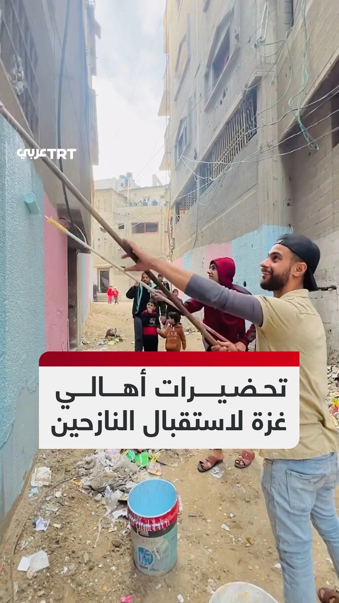"أهلاً وسهلاً بالأحباب".. أهالي مدينة غزة ينظفون ويزينون الشوارع لاستقبال النازحين القادمين من الجنوب بعد انسحاب الاحتلال من محور نتساريم وسط القطاع