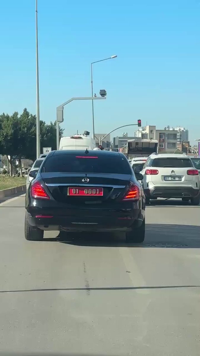Adana Valisi Yavuz Selim Köşger, kırmızı ışıkta bekleyerek örnek bir davranış sergiledi.