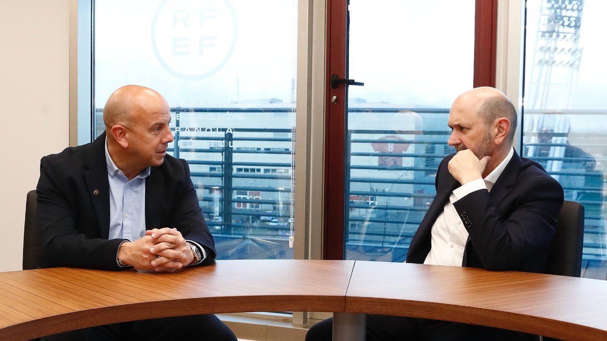 🤝 La RFEF y el fútbol andaluz inician una etapa de trabajo y colaboración tras la reunión de sus presidentes en Las Rozas. Rafael Louzán recibió en la Ciudad del Fútbol al nuevo presidente de la RFAF, Pedro Curtido. ℹ️