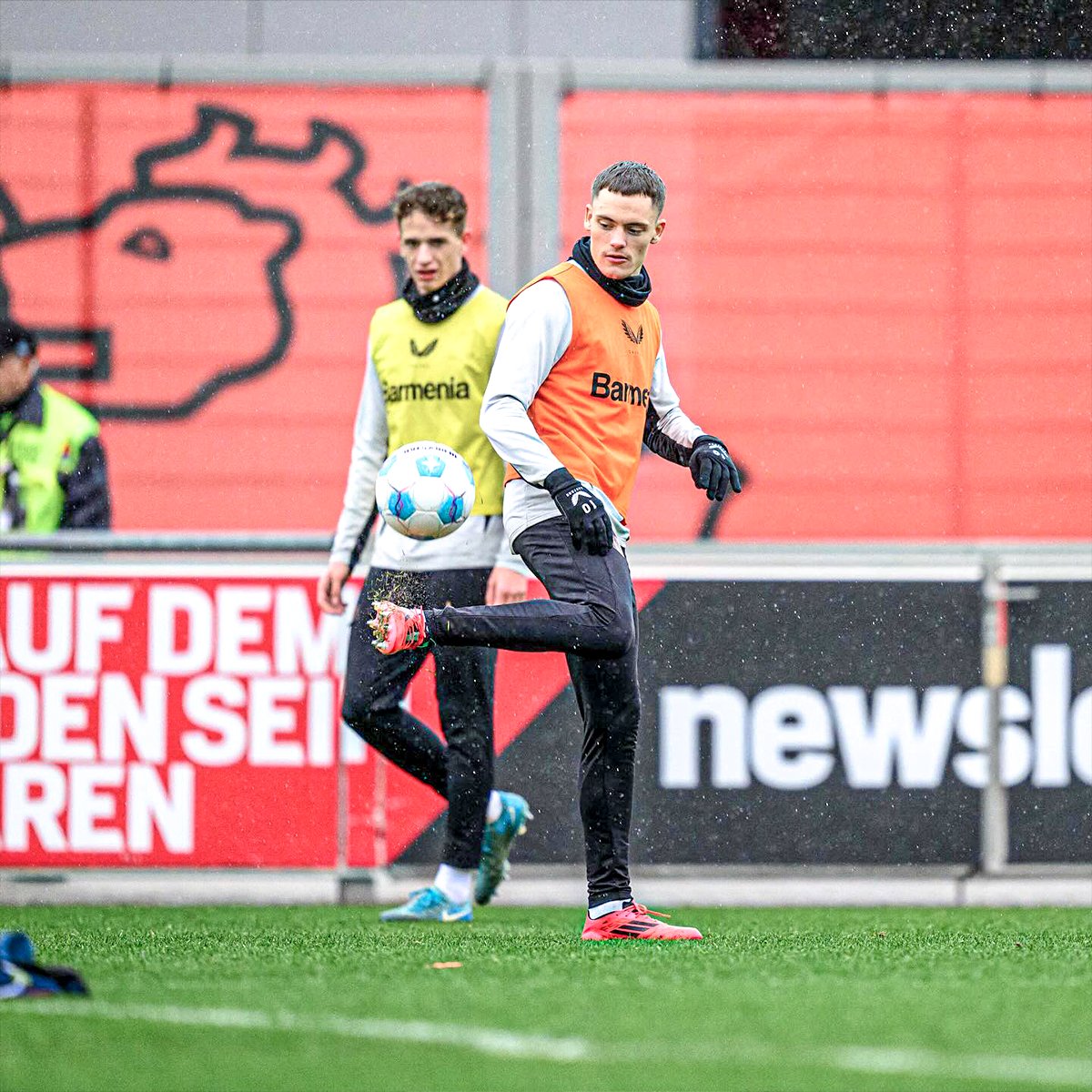 Xabi Alonso takes his Bayer Leverkusen team through a series of patterns of play that end with attempts on goal… 🇪🇸🔄 #Bayer04