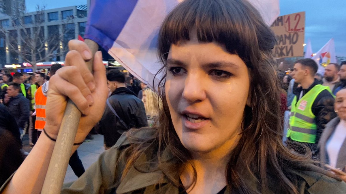 „Ako ne izađemo sada, uskoro nas neće biti” – emotivna poruka studentkinje na protestu u Novom Sadu zbog napada na kolege 🇷🇸