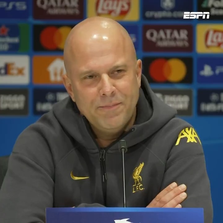 De grootste fan en criticaster van Arne Slot, zijn vader, zal niet naar Eindhoven afreizen: "Hij zegt vaak dat hij het vanaf de bank beter kan zien." ๐๏ธ #psvliv
