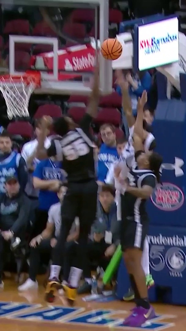 "Erhunmwunse the ERASER!" Oswin Erhunmwunse with the BIG BLOCKS early for Providence. 📺 : Peacock