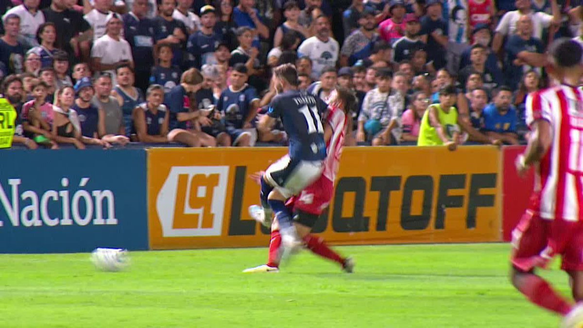 👉 LA DURÍSIMA INFRACCIÓN de Diego Tonetto ante Kevin Jappert en Independiente Rivadavia vs. Barracas Central. 👤 Ariel Penel y los asistentes del VAR no sacaron ninguna tarjeta tras dicha jugada.