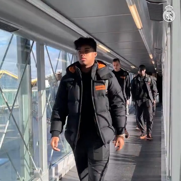 🚨 Un policier mobilisé pour assurer la sécurité du Real Madrid à Saint-Brieuc 🫣 : « Les joueurs sont descendus et n’ont même pas fait un petit coucou, rien. Les gamins étaient là depuis 8h. Ils ont même séché les cours pour les voir. » (L'Équipe)