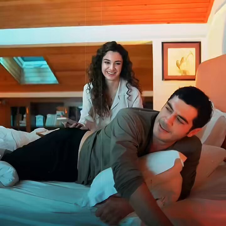 - Neresinden vuracaktın başka acaba o kadar şaşırmadım ki Sare. + herkes sevdiğini kalbinden vurur ben kıçından vurdum.🤣 #BirGeceMasalı • #MahCan