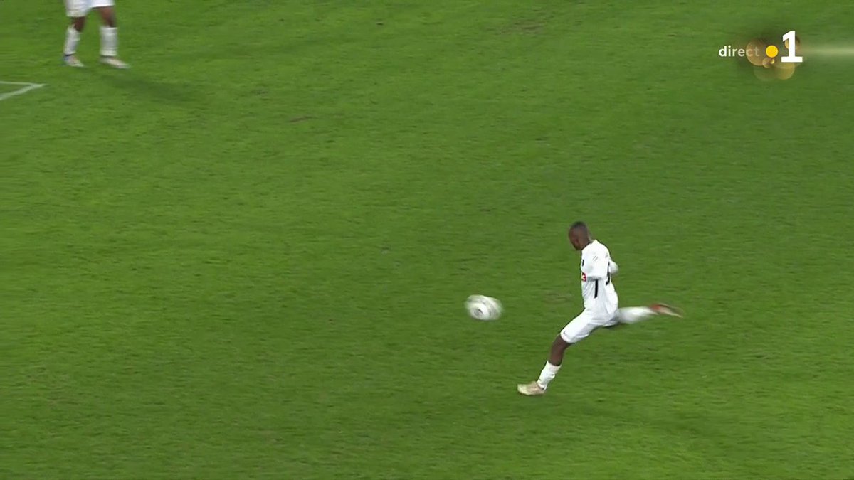 Qui se rappelle des commentateurs exceptionnels lors du match de Coupe de France entre les Jumeaux de Mzouazia et Bordeaux ? 😂 À 2min20 : « 𝐂’𝐄𝐒𝐓 𝐔𝐍 𝐒𝐀𝐂𝐑𝐄́ 𝐏𝐄́𝐓𝐀𝐑𝐃 » 🧨😂 (Mayotte la 1ère)