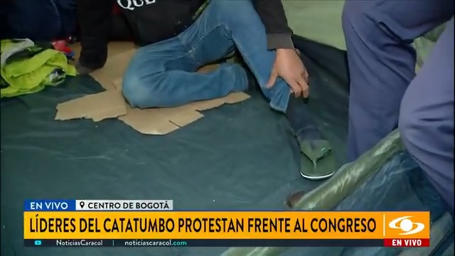 ¡Que Petro dé la cara por sus mierderos! El Hijueputa de Petro fue al Catatumbo a hablar de sus "X", y hoy 120 víctimas tienen que acampar en la Plaza de Bolívar para que los escuchen. ¿Quiénes eran entonces los que lo aplaudían en su evento?.