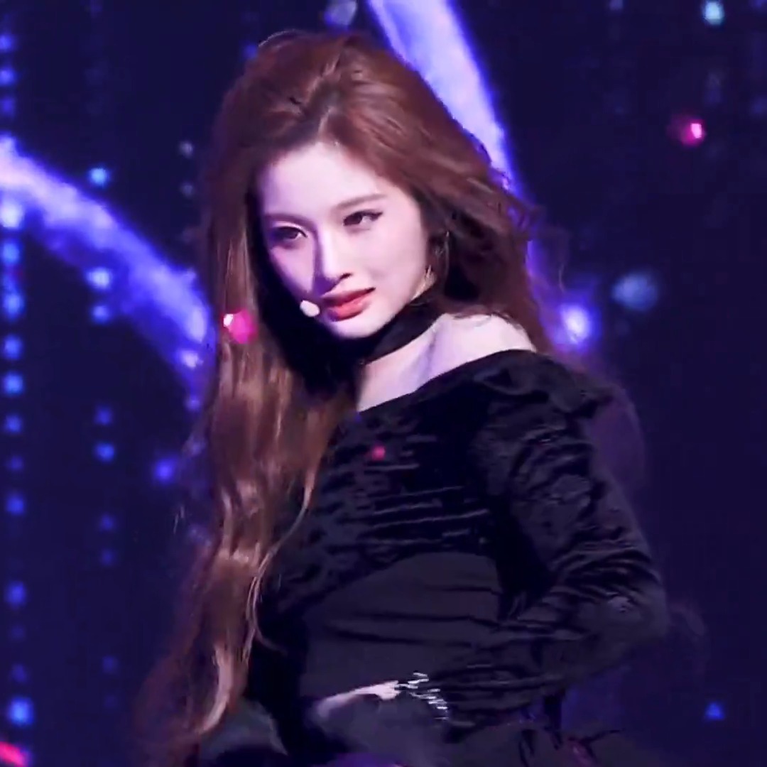 POCKET LOCKET SULLYOON FOR HISTORY BOOK CAUSE LOOK AT HER???