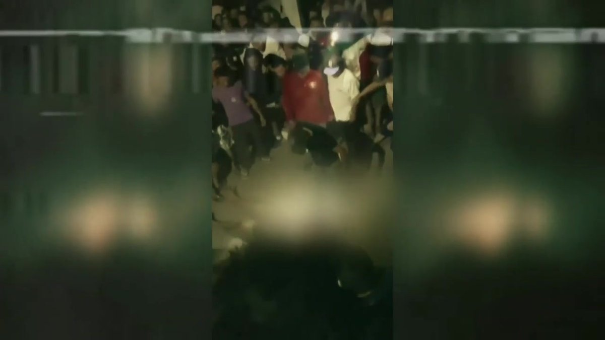 Ayer, pobladores de Tekit, en #Yucatán, golpearon y quemaron vivo a Ismael Alejandro, un joven de 21 años conocido como “El Güero” a quien acusaron de atacar con un bate a una mujer. La mamá del “El Güero” narró lo que pasó:
