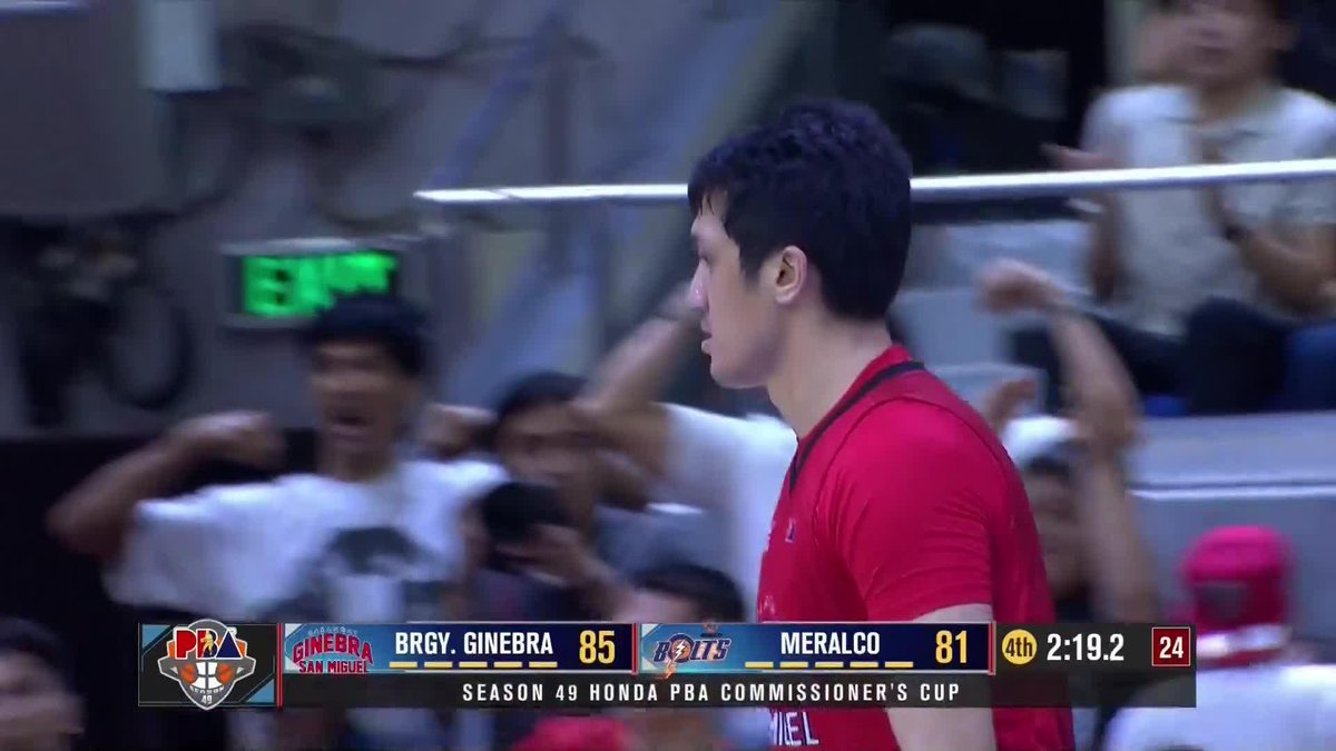 MOMENTUM BREAKER 🤫 Von Pessumal breaks the silence with a steal and a go-ahead basket for Barangay Ginebra San Miguel against the trailing Meralco Bolts in the PBA Season 49 Commissioner’s Cup. #PBASeason49 #PBAAngatAngLaban #OneSports
