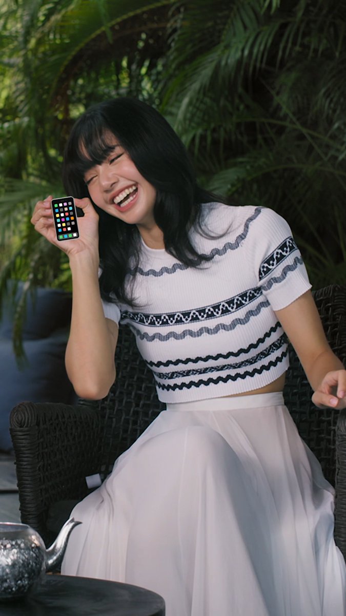 Bonding with #LISA over our phone addiction. #TheWhiteLotus
