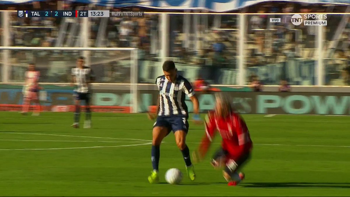 😳INSÓLITO Nahuel Bustos mete un golazo, el defensor de Independiente se tropieza solo y cobran falta en ataque de #Talleres.