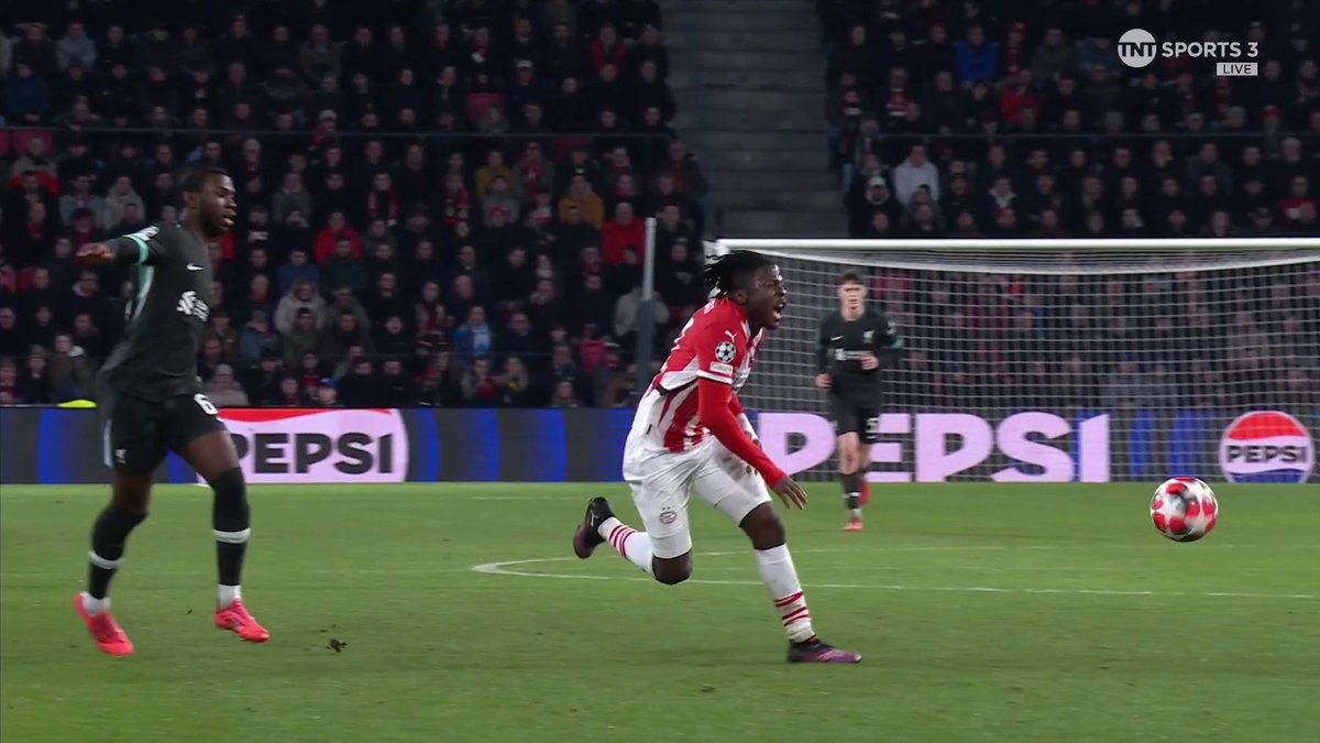What an absolute dick this ref is by the way. 4 minutes into his professional debut. Kid must be absolutely shitting himself and he’s gone and shown him a straight red. Refs are inhumane.