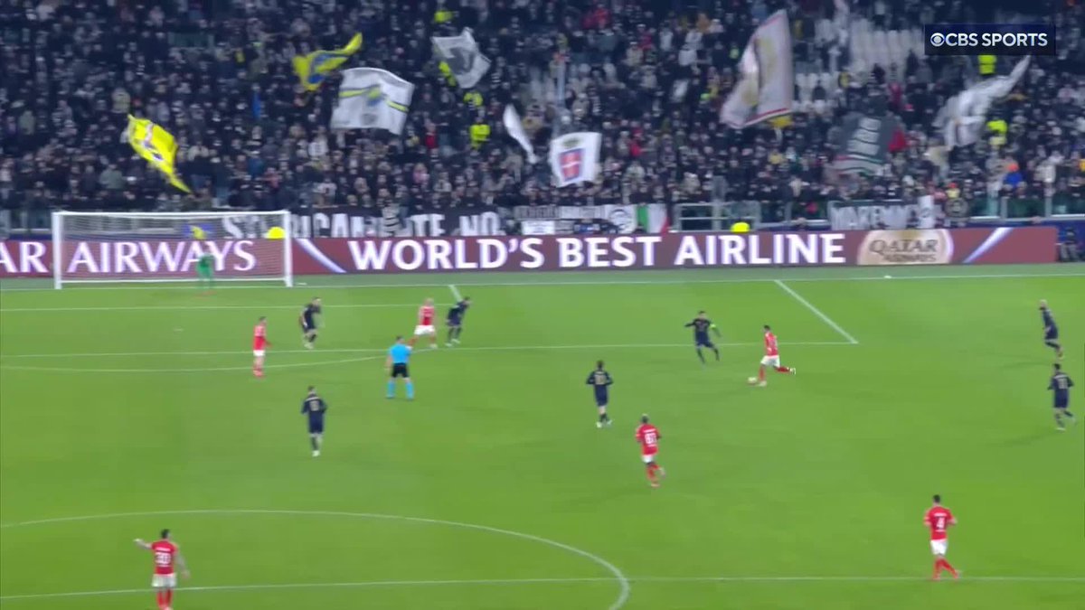 Orkun Kökçu with a powerful long-range strike against Juventus to strengthen Benfica’s playoff spot ☄️