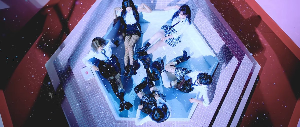 RED VELVET: 5 daesangs (excluding solo daesangs) 👑 MOZART: 0 💀 RED VELVET most streamed song: 500M 💯 MOZART: 97M 🚬 RED VELVET: 336K ppl queued for their concert 🩷 MOZART: 5 people at his funeral 🪦