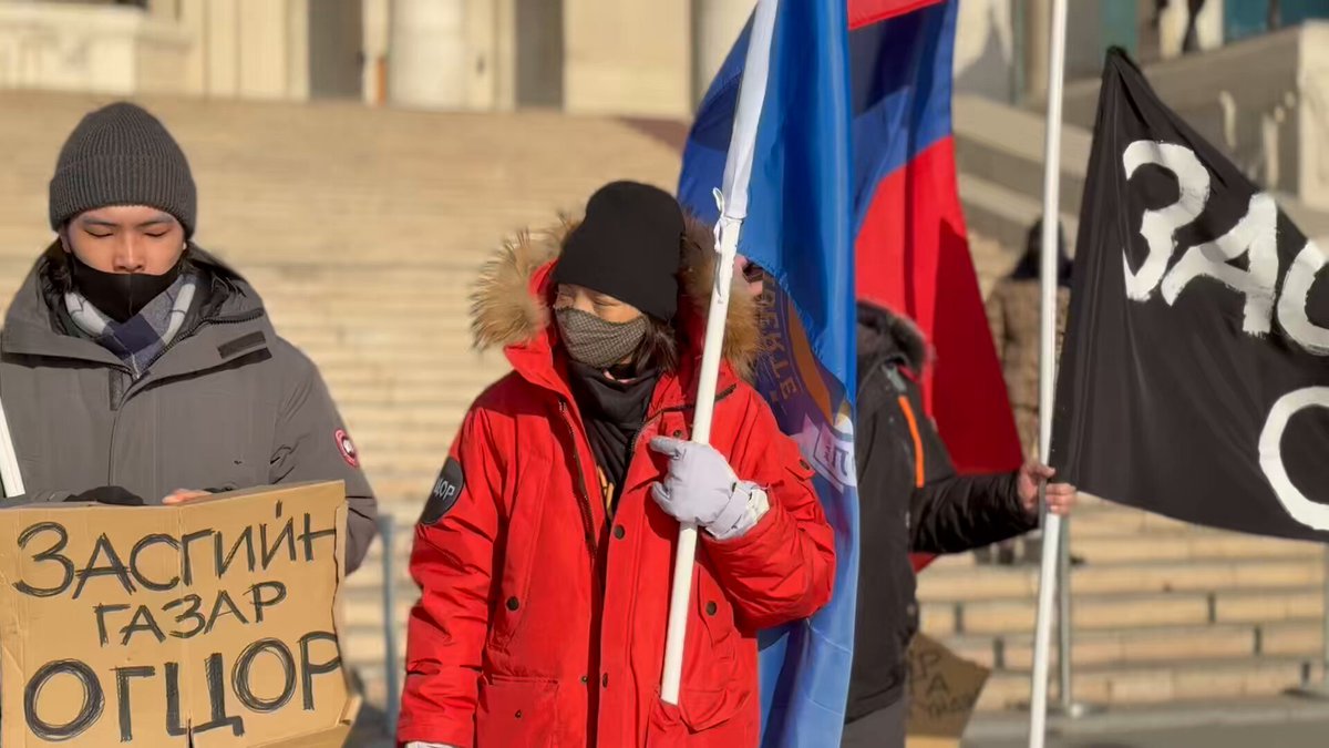 Засгийн газар огцор жагсаалын улмаас Эрх Чөлөөний Эвсэл намын тэргүүн Б.Цацралын ажилладаг аж ахуйн нэгжид дарамт шахалт үзүүлж нэгжлэг хийх, дансыг нь царцаах, хэвийн үйл ажиллагаа явуулах нөхцөл алдагдсан тул 2025.01.29-ний өдрөөр тасалбар болгон компаний ажлаас нь чөлөөлжээ.