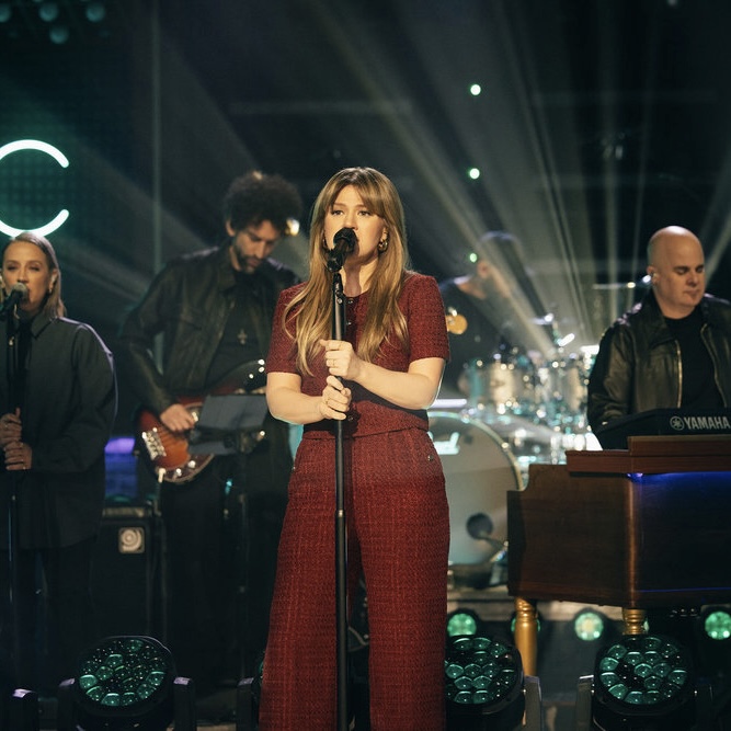 Kelly Clarkson faz cover belíssimo de "BIRDS OF A FEATHER" de Billie Eilish em seu programa.