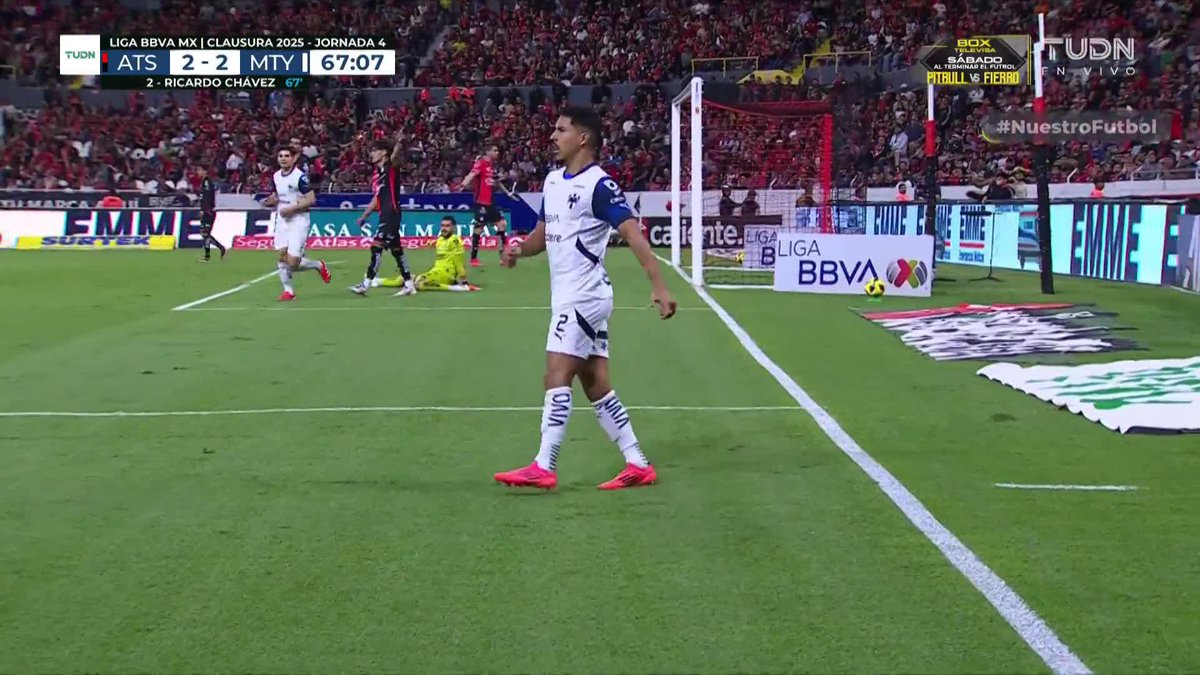 Ricardo Chávez haciendo lo de siempre. Y ahí va nuestro mejor lateral derecho en estos años, el que nos tiene vueltos locos por su ausencia, como nos está pesando su ausencia. Pero bueno, que le siga yendo bien y que sea el primero de muchos con ellos.