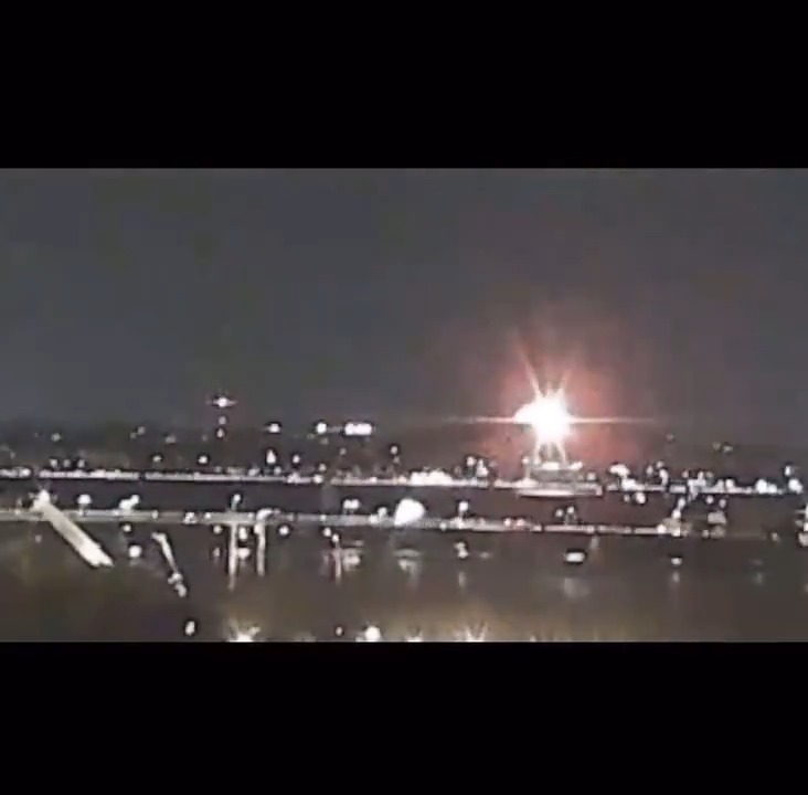 Footage *reportedly* showing a plane colliding with a helicopter whilst landing at Ronald Reagan National Airport in Washington DC ✈️ A search for survivors in the Potomac River is ongoing... #potomac #ReaganNational #flying #crash #aviation