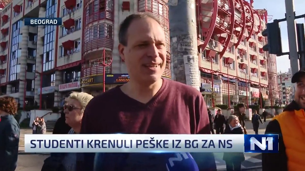 Krenula je protestna šetnja za Novi Sad. Studenti u koloni prolaze ulicom, građani ih pozdravljaju. Kažu da su tu da podrže studente. Jedan od građana kaže da su mu suze pošle na oči. "Meni je ovo veličanstveno, emotivno, apsolutna podrška", kaže građanin.