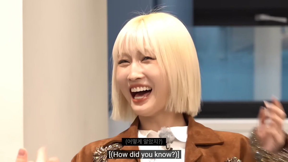 Nayeon showing Twice's teamwork by reading Momo's mind 😭 Nayeon: "We know everything about each other's preference and personality. We can tell how the other person is feeling just by looking at them." Nayeon: (looks at Momo) "You look like you want to go home."