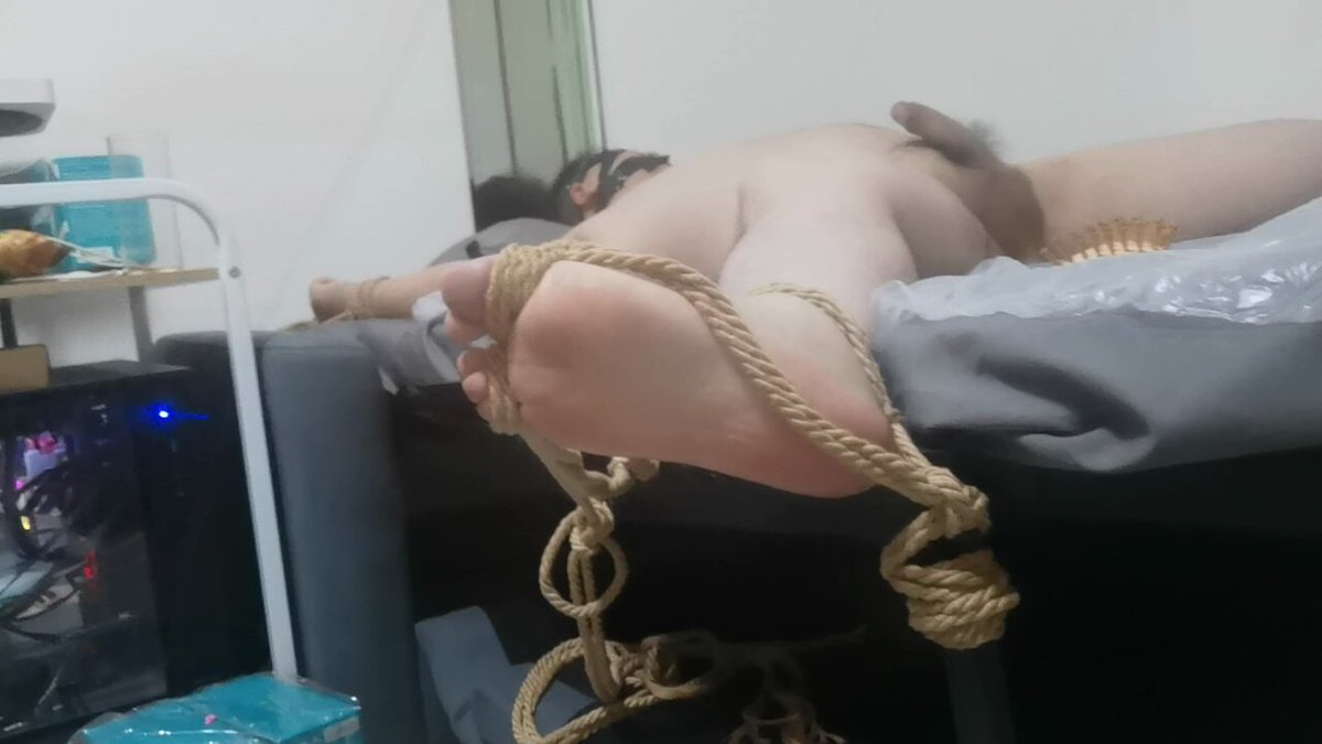 独居小熊遇难（P1） 独居小熊@brandenburg_daw 放假睡着懒觉 醒来却发现被脱光衣服绑在自己的床上 眼睛嘴巴都被胶带缠上，甚至脚趾都被勒紧完全动不了 接下来会发生什么呢...😝 #tickle #挠脚心 #捆绑榨精 #捆绑 #调教