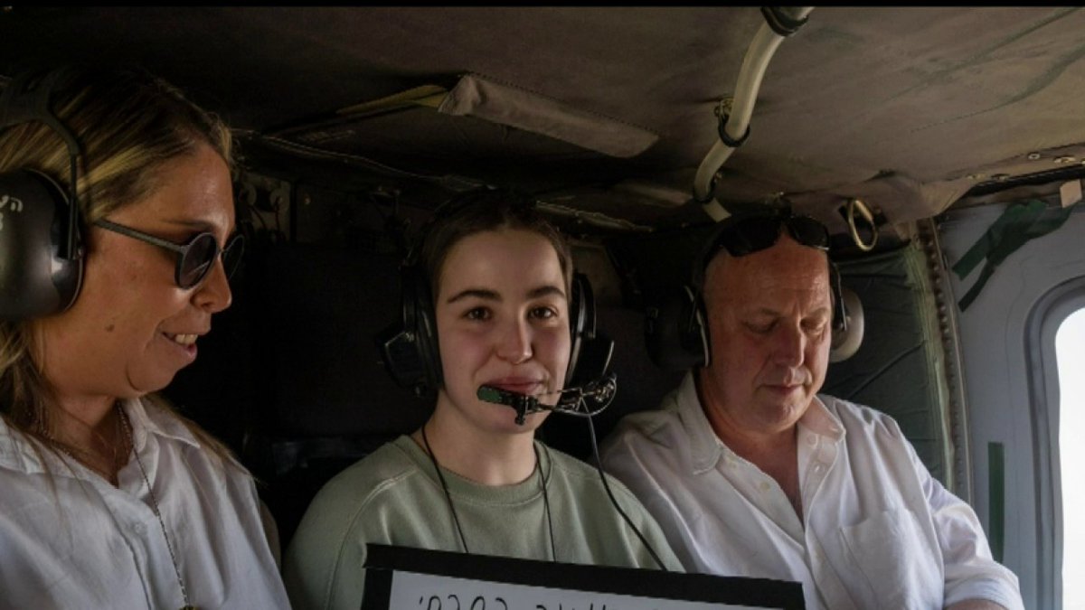 "J'ai choisi le chemin de la foi et je suis revenue par le chemin de la foi" : Agam Berger, ex-otage, avec ses parents dans l'hélicoptère en route vers l'hôpital