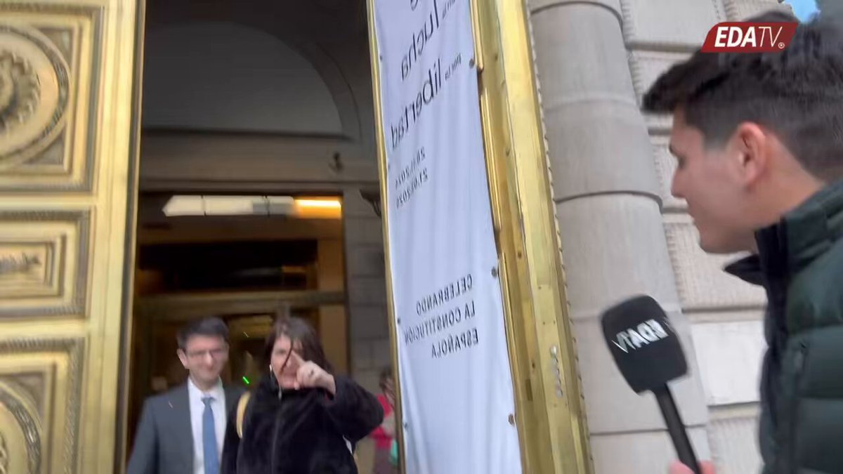 Me encuentro al presidente de RTVE y le pregunto por el control del Gobierno a su televisión.