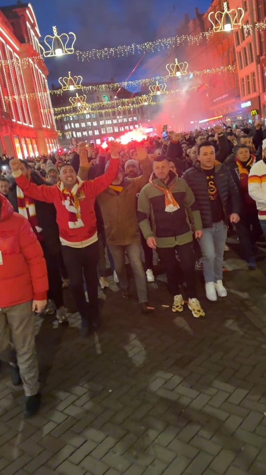 🔥 Galatasaray tribünü, kortej halinde Johan Cruyff Arena'ya gidiyor.