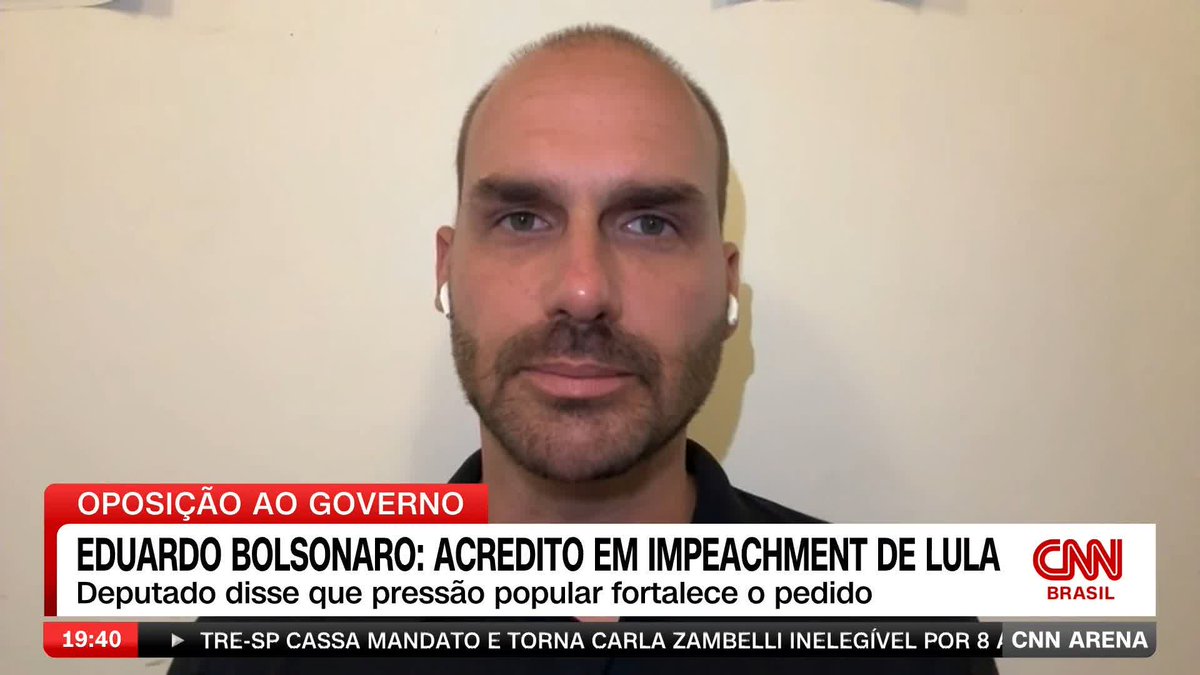 Deputados da oposição devem protocolar um pedido de impeachment contra o presidente Lula (PT). Os parlamentares alegam que Lula cometeu irresponsabilidade fiscal no programa "Pé de Meia". O deputado federal Eduardo Bolsonaro (PL-SP) falou à CNN sobre o tema. #CNNBrasil