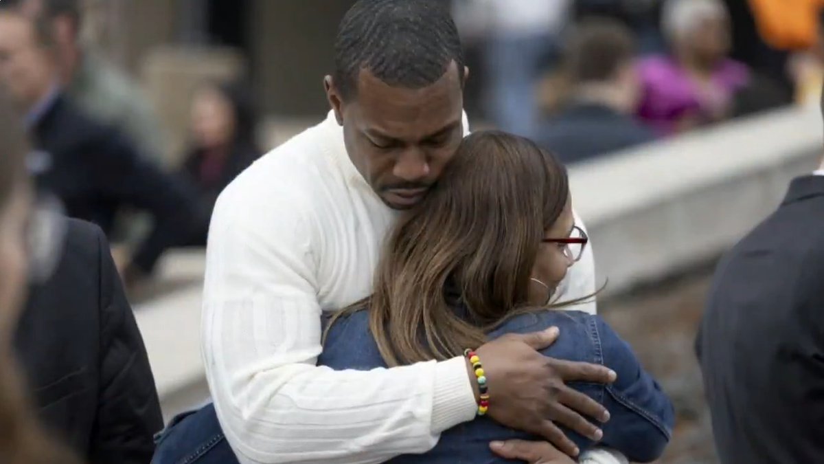 .David Muir reports on the lasting images that have emerged of the tragic D.C. plane collision, and the tributes for the victims.