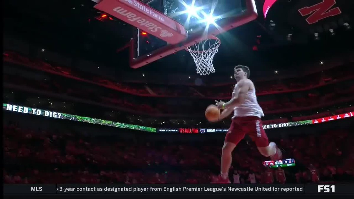 🏈 🤝 🏀 Nebraska Football players were the halftime entertainment tonight for Nebraska Men's Basketball 🤩 #B1GMBBall on FS1 📺